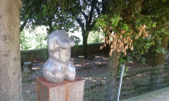 Madre Nera dell'artista Mircea Stefanescu nel Parco della Scultura di Castelbuono di Bevagna - Perugia - Umbria