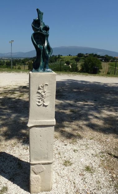Metamorfosi dell'artista Pippo Cosenza nel Parco della Scultura di Castelbuono di Bevagna - Perugia - Umbria