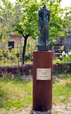 Il cappotto dell' artista Silvano D' Orsi nel Parco della Scultura di Castelbuono di Bevagna - Perugia - Umbria