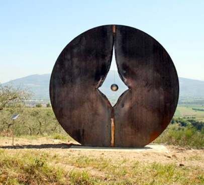 Una campana per riascoltarti dell' artista Silvia Ranchicchio nel Parco della Scultura di Castelbuono di Bevagna - Perugia - Umbria