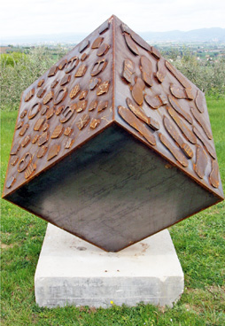 African cube/2 dell'artista Virginia Ryan nel Parco della Scultura di Castelbuono di Bevagna - Perugia - Umbria