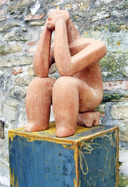 Il pensatore dell' artista Ezio Passeri nel Parco della Scultura di Castelbuono di Bevagna - Perugia - Umbria