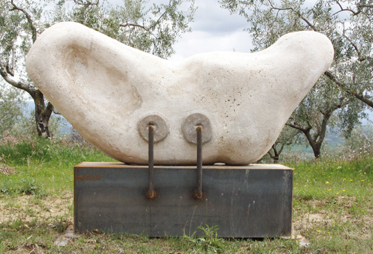 La bussola dell' artista Gabi Summa nel Parco della Scultura di Castelbuono di Bevagna - Perugia - Umbria